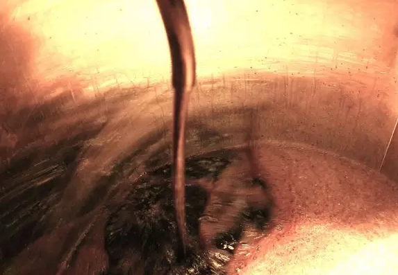 將葡萄酒轉(zhuǎn)移到橡木桶或不銹鋼桶時，酒糟會被完全隔離